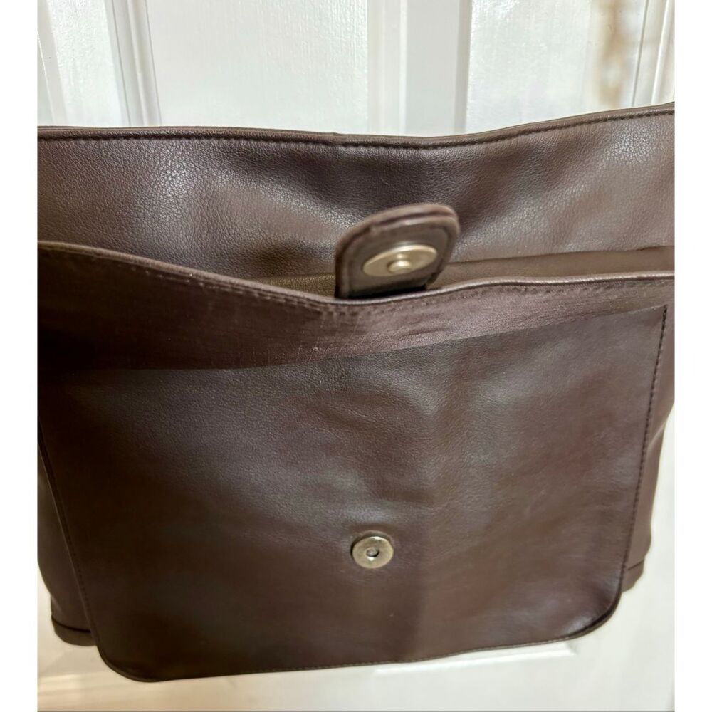 UNLISTED by KENNETH COLE Vintage Messenger Crossbody w/ Brushed Nickel Hardware - Picture 4 of 14